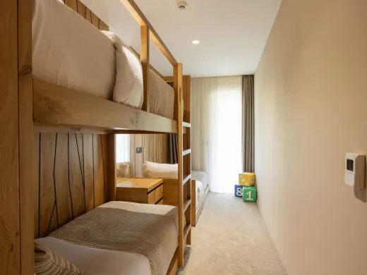 Heller Schlafbereich mit Etagenbett im Familienzimmer