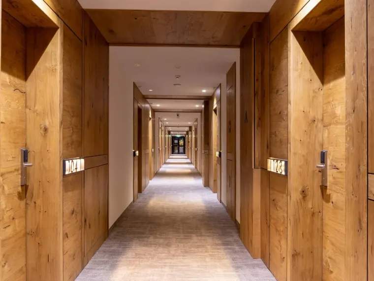 Hotelflur mit Eichenholzvertäfelung