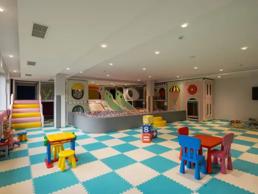 Großzügiges Spielzimmer für Kinder in der Alpensaline