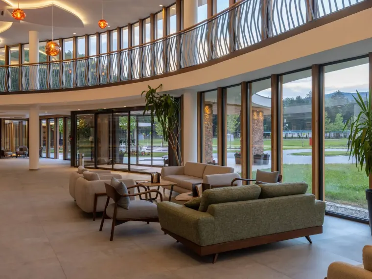 Lobby mit Panoramafenstern – ideal für Kaffeepausen