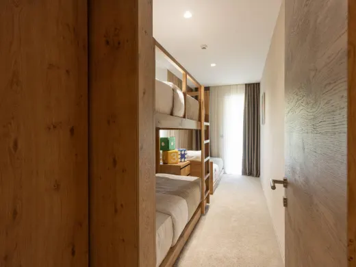 Blick in das modern gestaltete Familienzimmer mit separatem Schlafbereich