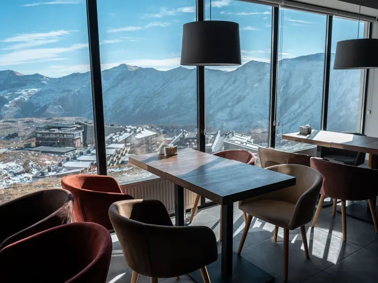 Tische mit Bergblick im Restaurant SIEBZEHN