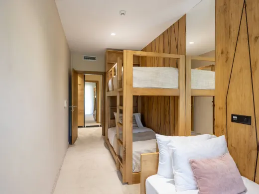 Familienzimmer in der Alpensaline mit Etagenbett aus Holz