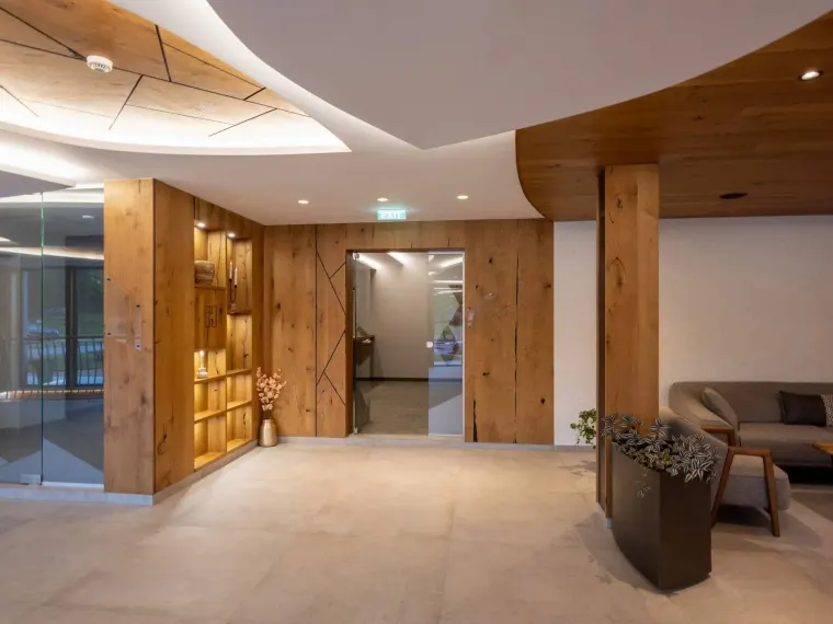 Lounge im Erdgeschoss mit Holzregalen