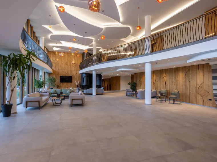Zweigeschossige Lobby mit Galerie