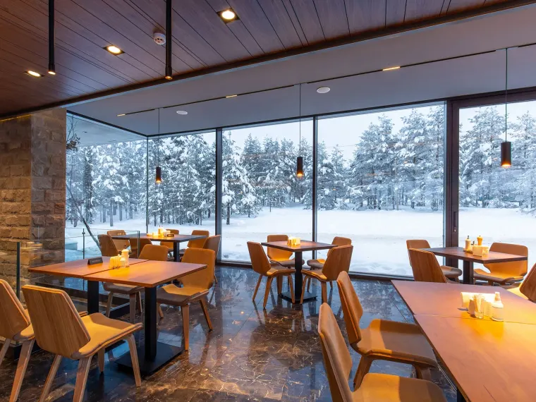 Restaurant SIEBZEHN mit Panoramafenstern und Blick in den verschneiten Park