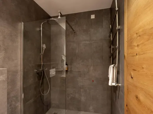 Modernes Badezimmer mit großzügiger Dusche in der Alpensaline
