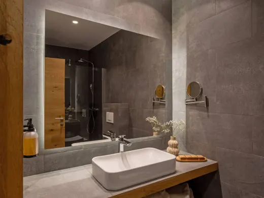 Modernes Badezimmer mit Waschtisch und Dusche in der Alpensaline